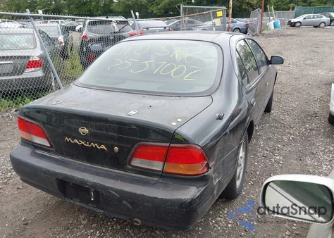 1998 Nissan Maxima Gle/Gxe/Se z USA, uszkodzony, nr VIN JN1CA21AXWM802136
